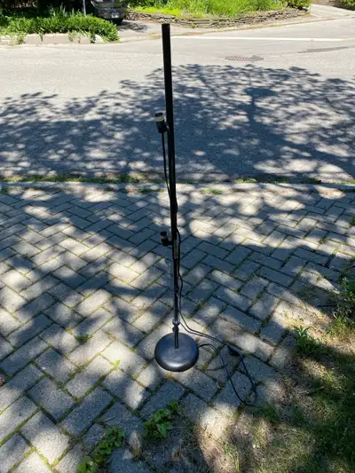 Free standing lamp