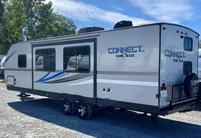 - UVW = 5,850 lbs - GVWR = 7,000 lbs - Length 31’ - purchased in 2020 gently used well maintained, f...