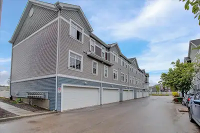Modern 2-Bedroom Townhouse with Double Garage – Available Now!