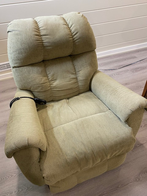 Power Recliner Chair medium green fabric in Chairs & Recliners in Kingston - Image 4