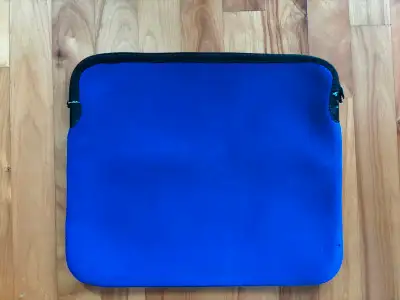 Étui souple ordinateur portable 11 à 15 po ou tablette COMME NEU, View more