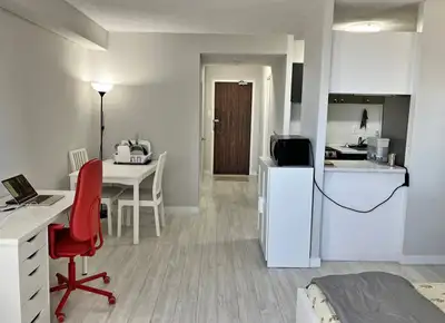 Comfortable Affordable One Bedroom Apartment Downtown Toronto