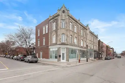 Stunning Ground Floor & Basement Apartment in Hochelaga-Maisonneuve Ideally located just 10 minutes...