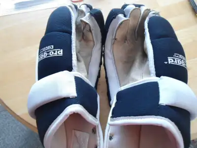 CCM PRO GUARD ADULT HOCKEY CLOVES, View more
