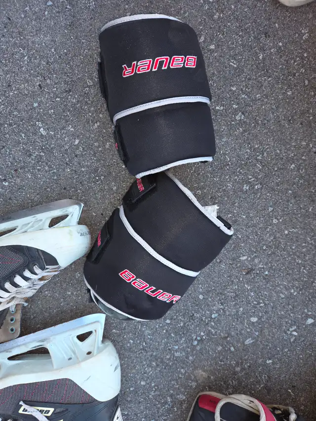 Goalie equipment in Hockey in Oshawa / Durham Region - Image 11