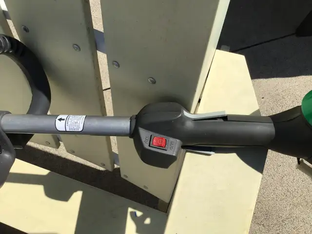 Used Weedeater Gas Powered Lawn Trimmer/Edger in Outdoor Tools & Storage in Windsor Region - Image 7