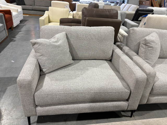 Oversized chair and reversible sofa chaise in Couches & Futons in Winnipeg - Image 4