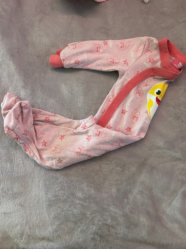 Pyjama 12m baby Sharks  dans Vêtements - 12 à 18 mois  à Lanaudière - Image 2
