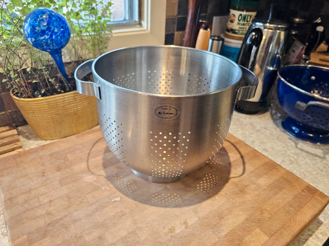stainless steel colander sieve kitchen strainer in Kitchen & Dining Wares in Edmonton