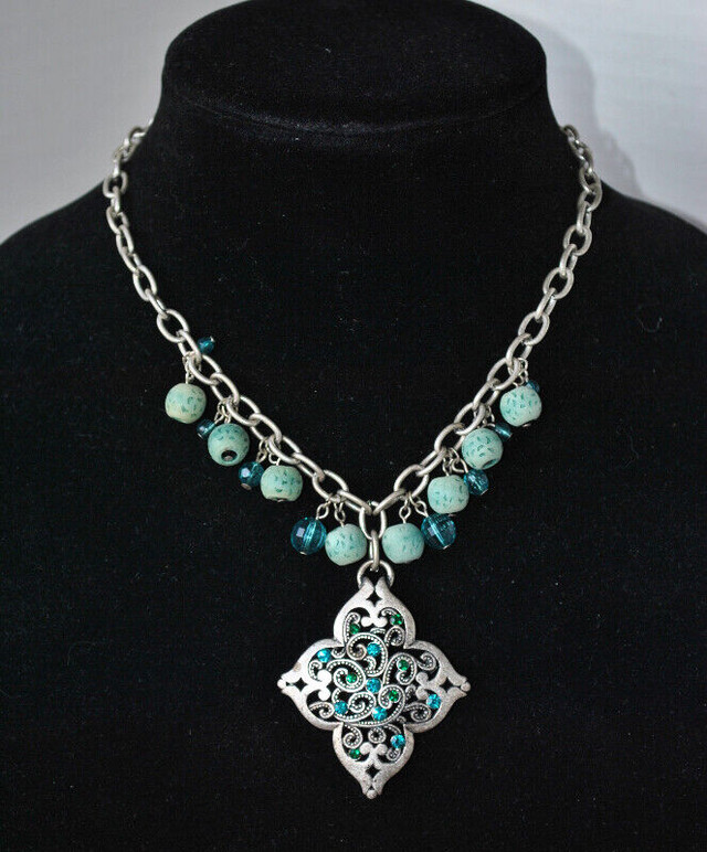 5 BEAUTIFUL NECKLACES in Arts & Collectibles in Ottawa