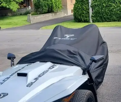 COVER COCKPIT Demi toile Originale pour SLINGSHOT 2020 et + noire avec logo Payé 400$ Demande 200$ N...