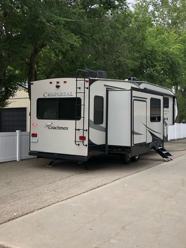 2020 Coachmen Chaparral 298 RLS Mid Profile  in Travel Trailers & Campers in Regina - Image 3