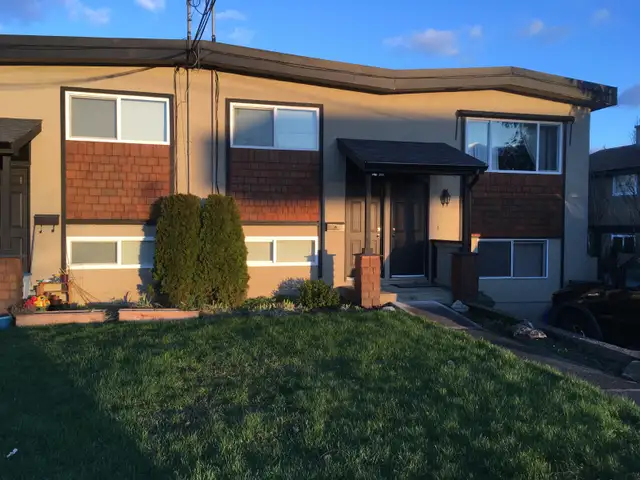 BRIGHT, SPACIOUS TWO BEDROOM AND DEN TOWNHOUSE IN SIDNEY