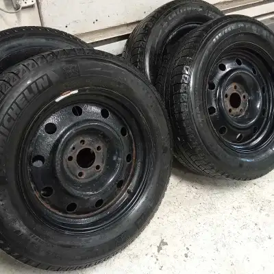 Pneus d'hiver Michelin X-ICE Latitude sur jantes 225 65 R17 Jantes 17 pouces x 5 x 114.3 Étaient sur...