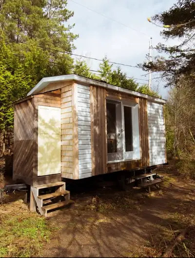 Bonjour! Je vends ma chaleureuse petite mini-maison sur roues seulement 16,000$! Il faut qu'elle par...