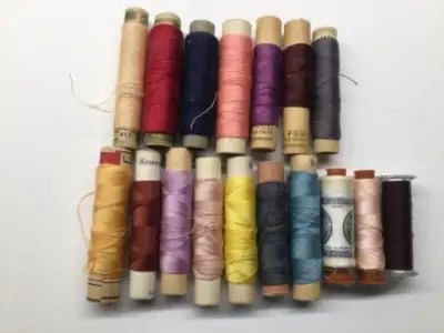 Fils à coudre vintage 15$ Petites bobines 5$ pour le lot 2 Fils à broder DMC Blanc,Anchor bleu,2$ Sv...