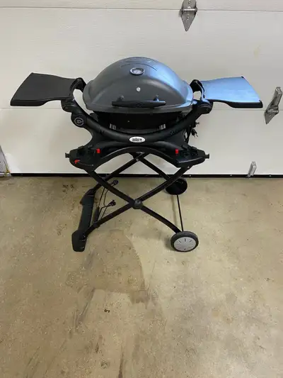 Weber Q 1400 barbecue, gently used! Works great and comes with cover, griddle and on a stand