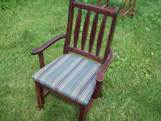 Vintage padded seat wooden wood arm chair in Chairs & Recliners in Windsor Region - Image 2