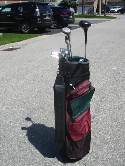 FOR SALE 8 RIGHT HAND GOLF CLUBS WITH SPALDING CARRIER BAG!, View more
