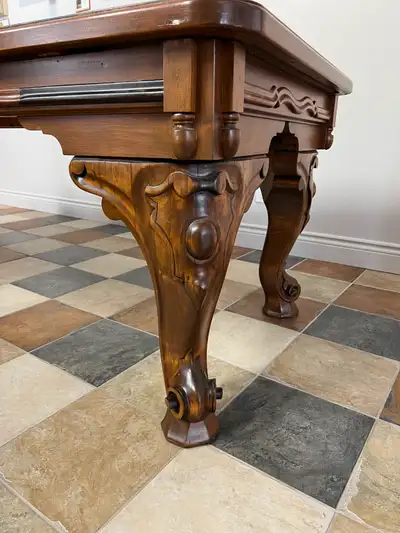 Table antique aux pieds d’éléphant, View more