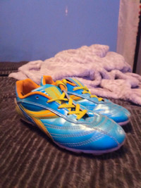 Outdoor soccer shoes