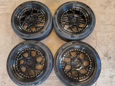 Mag Aodhan DS01 18x8.5 5x114.3 +35 73.1 2 petit "curb rash" (voir photo) Viens avec pneus Momo Outru...