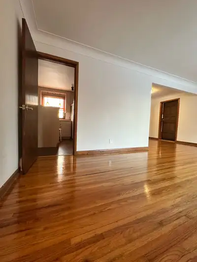 This beautiful and spacious family house is located in the desirable East Windsor Riverside area, on...