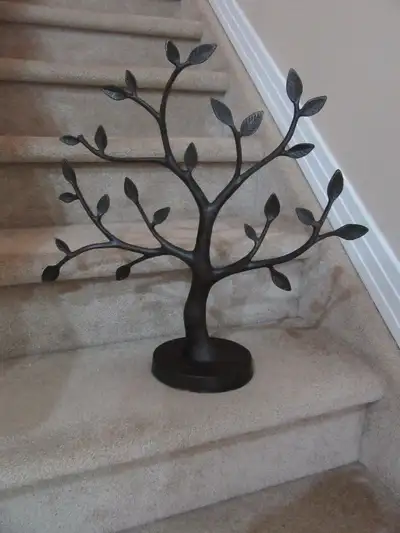 Measures Widest part 20" Wide X Tallest part 20" Tall-One leaf is missing as you can tell you cant n...