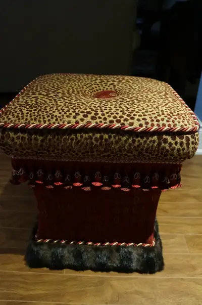 Pouf fini velours ton rouge et or, comme neuf, View more