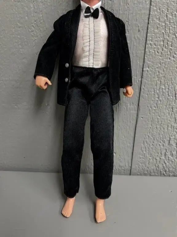 WAYNE GRETZKY FASHIONISTA KEN BARBIE DOLL in Arts & Collectibles in Mississauga / Peel Region - Image 4
