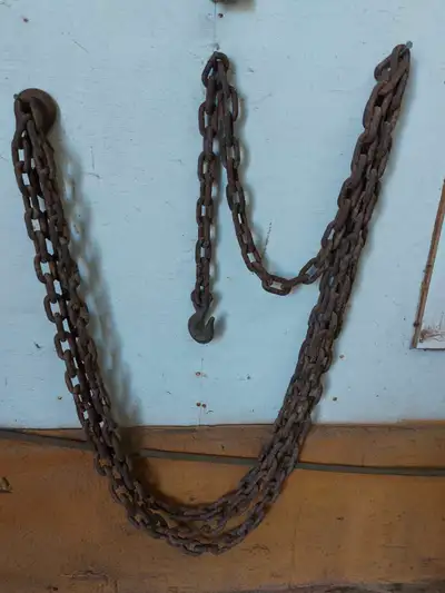 60 ft long with 2 hooks Heavy duty 3" tow chain