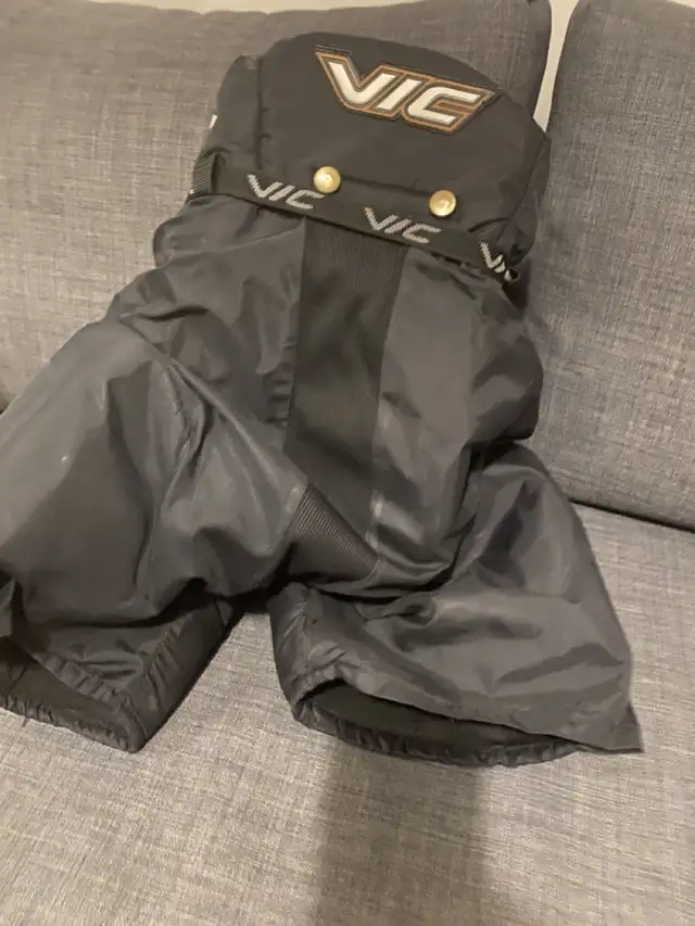 VIC hockey pants (youth) in Hockey in Edmonton - Image 3