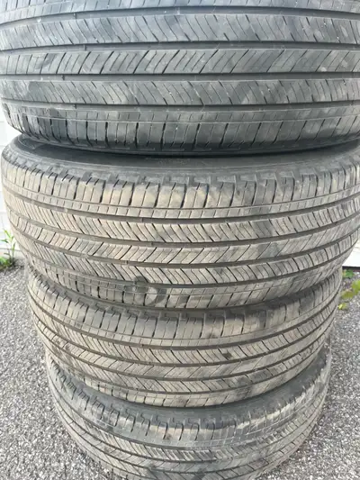 Excellent état général – Set complet • Marque : Michelin (référence premium) • Dimension : 225/60 R1...