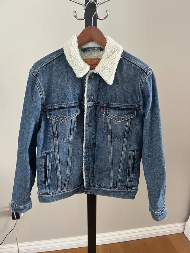 Levi's Sherpa Trucker Jacket- men’s size Small in Men's in Barrie - Image 2
