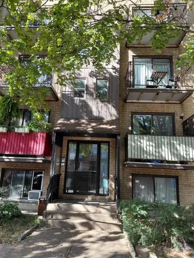 Superbe appartement lumineux de 3 1/2 situé au 2e étage avec balcon. Récemment rénové. Disponible à...