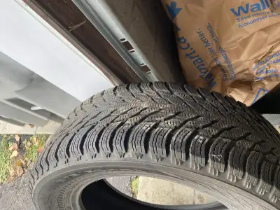 “Premium winter tires — Nokian Hakkapeliitta R3 SUV 275/60R20. Excellent tread (approx. 85–90%), no...