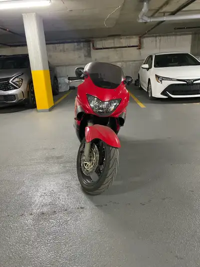 Bike has damage on right side but always running. New battery since 2025 and maintenance all done sa...