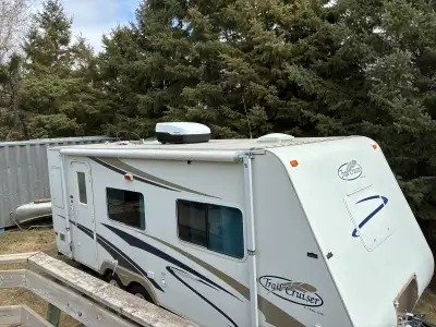 Camper 23 foot bumper pull fibreglass camper for sale. Brand new queen mattress and new air conditio...