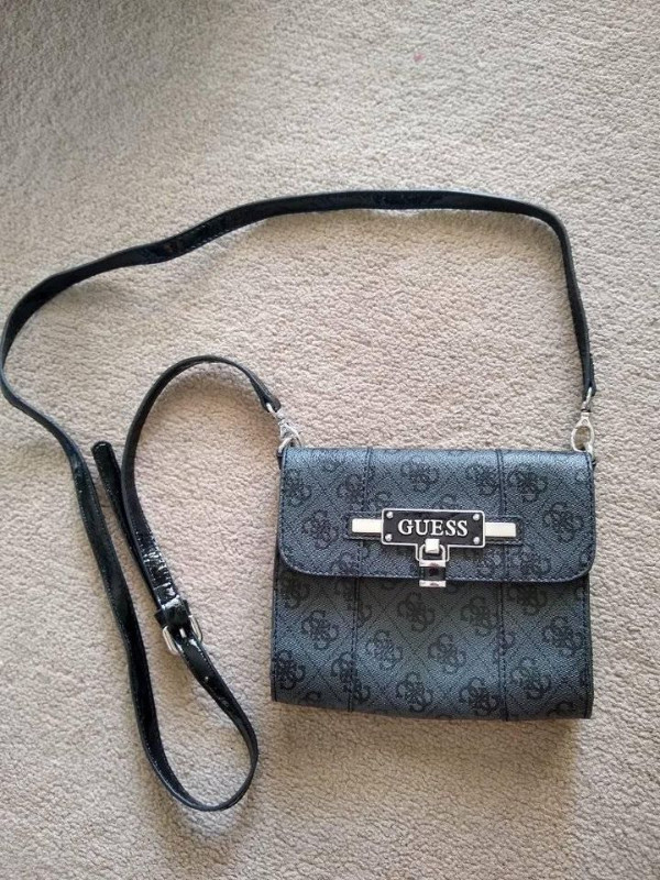 Guess handbag / purse with strap in Women's - Bags & Wallets in Edmonton