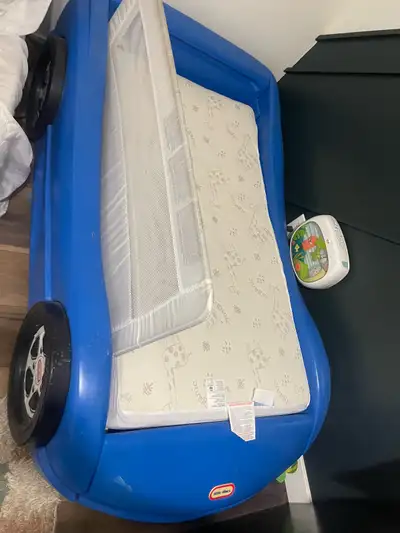 Kids cat bed blue. Excellent condition smoke free home. Can come with or without the mattress.