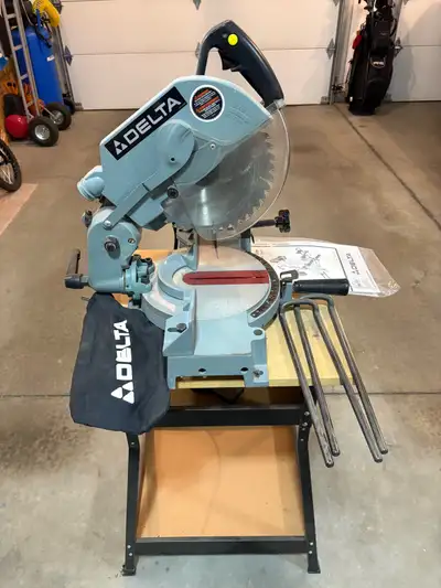 Delta 10” Compound Miter saw, with stand. Model 36-220C Like new condition. Used very little. Asking...
