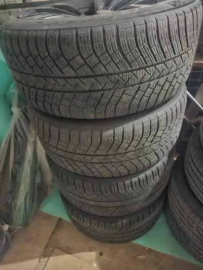 Orignal Bmw x6 MICHELIN winter tires (staggered), more then 60% thread. (front) 275/40R20. (rear) 31...