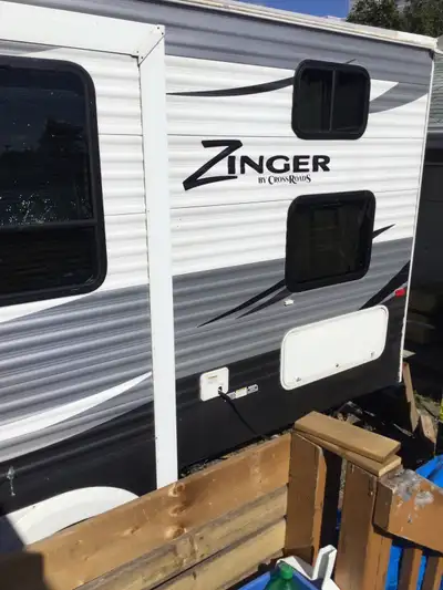 6800 Lbs, 2 generouly-sized Slides/one on each side , beautifully-appointed inside, Queen-sized Isla...