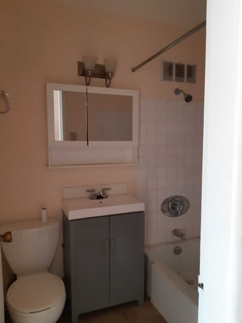 INNER CITY VERY LARGE STUDIO FREE PARKING AND INTERNET 5