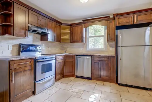 Welcome to your Beautiful New Home In Hamilton! This Detached Property Features: 3 Bright Bedrooms 2...