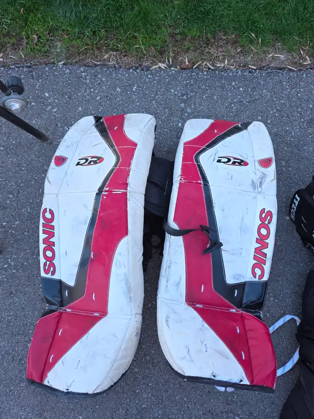 Goalie equipment in Hockey in Oshawa / Durham Region - Image 5