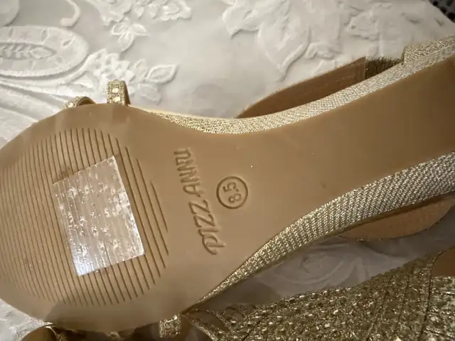 ladies shoes  size 8 half  in Women's - Shoes in Bedford - Image 5