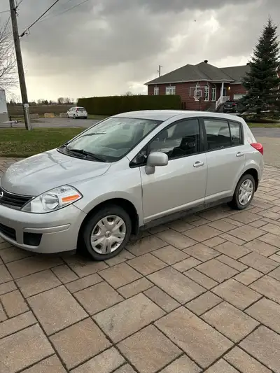 Je vends ma Nissan Versa à hayon, un véhicule d'occasion fiable et pratique idéal pour la conduite u...