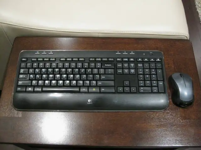 Black Logitech MK520 Wireless Keyboard and Laser Mouse Combo in Mice, Keyboards & Webcams in Kitchener / Waterloo - Image 2