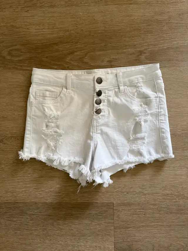 women’s shorts in Women's - Bottoms in Oakville / Halton Region - Image 3